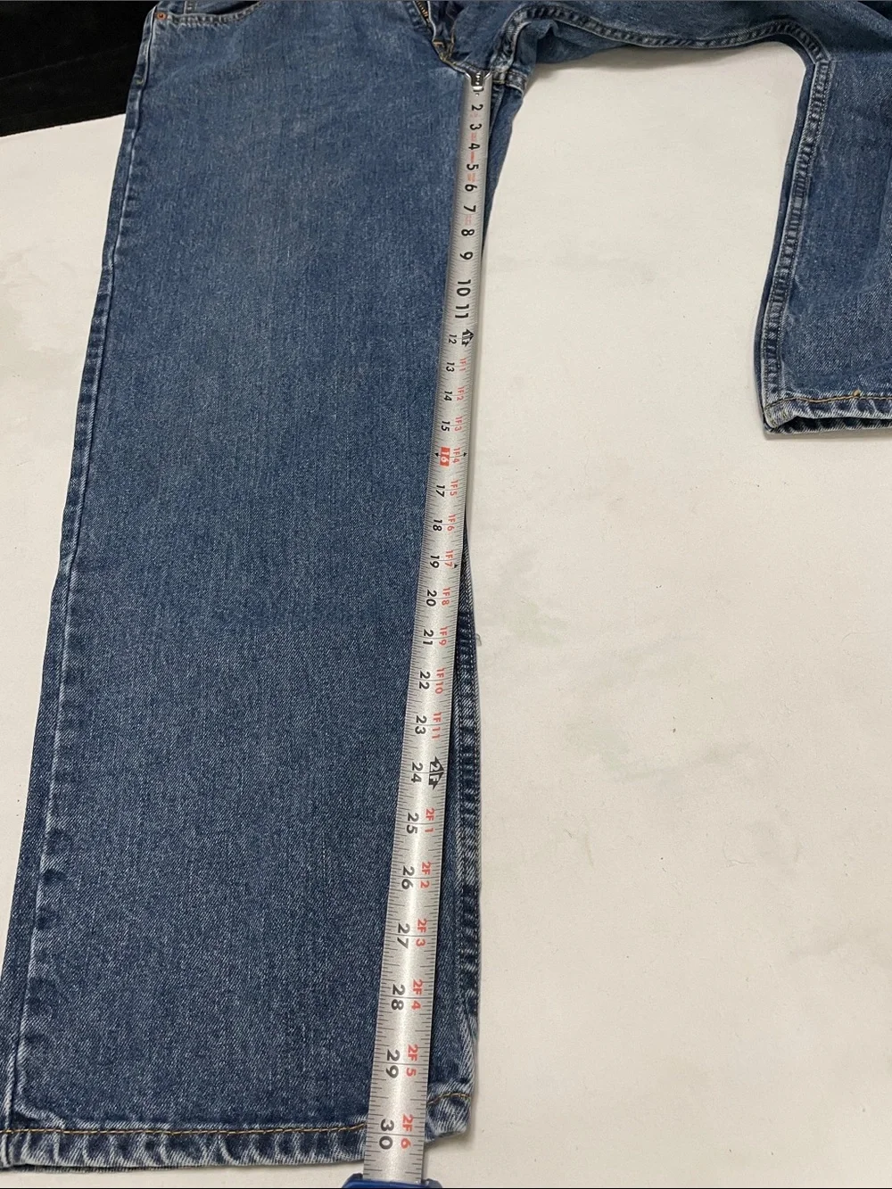 Men’s EUC LEVI’S 550 Relaxed Fit Jeans Classic Med Wash Denim Sz 35/32 5-Pocket